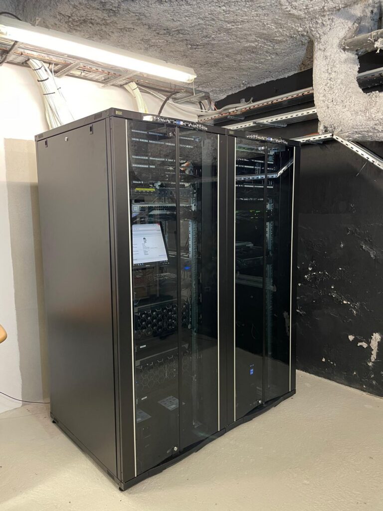 Deux baies serveur vitrées dans un local technique installées par GPC Réseaux